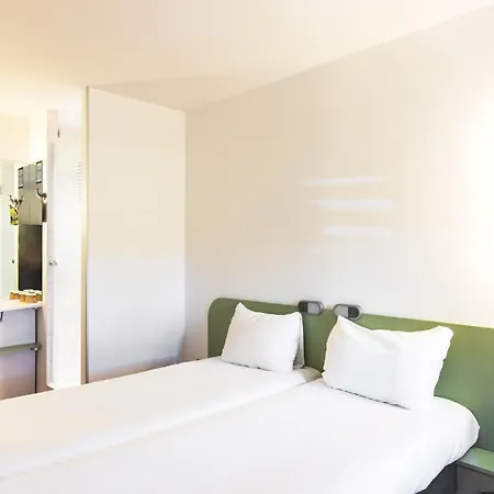 Ibis Budget Centre Confluence Hotel 2*