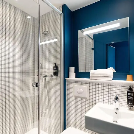 里昂市中心康弗路恩斯宜必思快捷酒店 2*