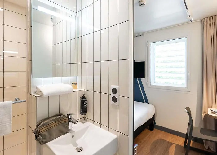 里昂市中心康弗路恩斯宜必思快捷酒店