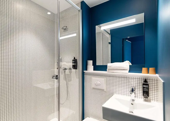 里昂市中心康弗路恩斯宜必思快捷酒店 2*