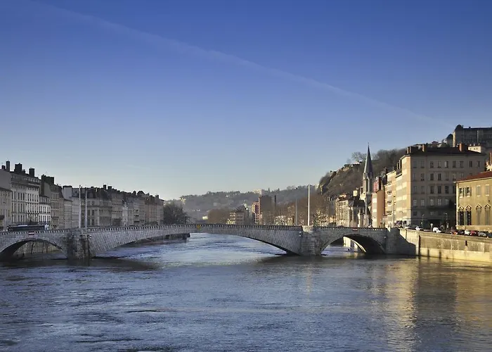里昂市中心康弗路恩斯宜必思快捷酒店
