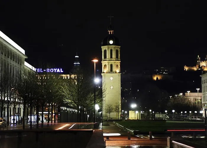 里昂市中心康弗路恩斯宜必思快捷酒店 酒店 2*