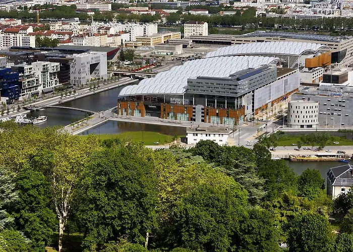 里昂市中心康弗路恩斯宜必思快捷酒店