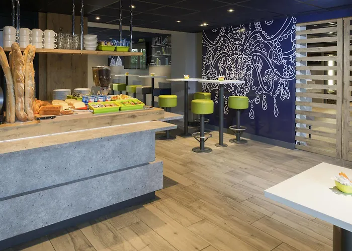 里昂市中心康弗路恩斯宜必思快捷酒店